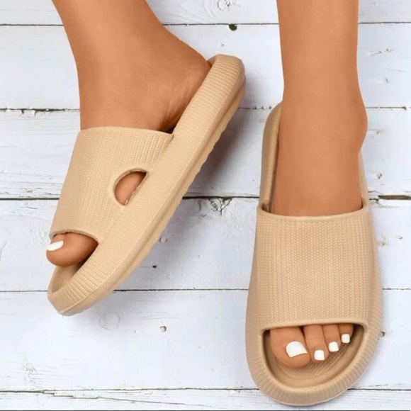 Nude Cloud Slides - Picture 2 of 6